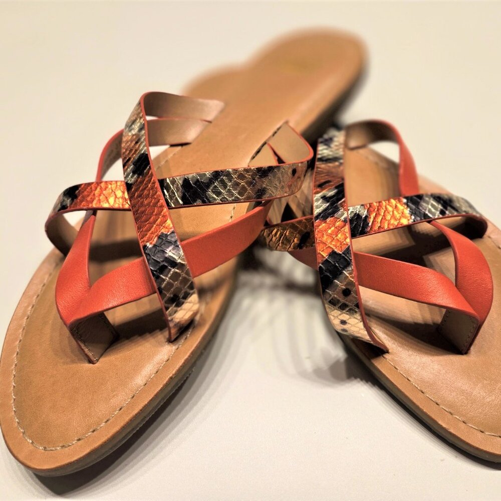 Johnston & Murphy "BOBBI" black & orange reptile print thongs size 7 (NWOT)